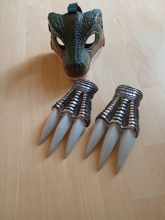 Maska dinozaura z pazurami.