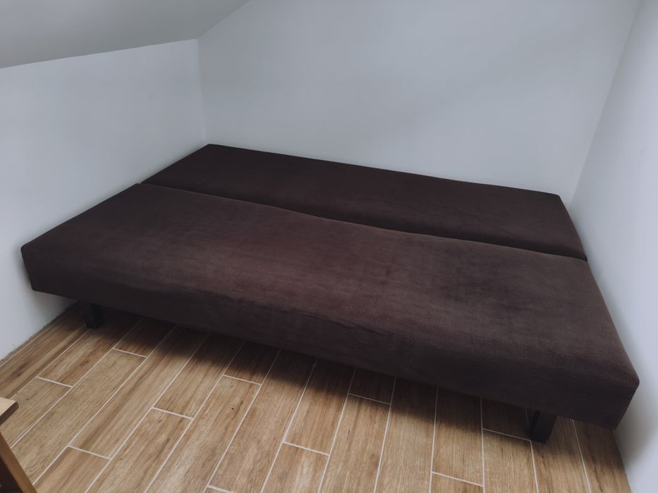 Brazowa sofa bez poduch