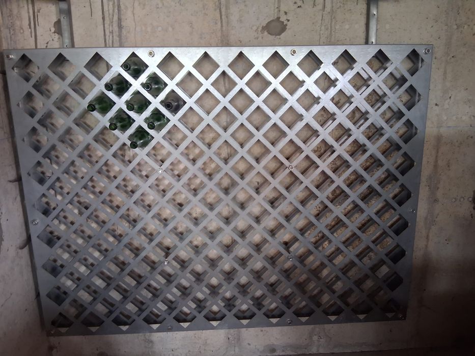 Relador de uvas e garrafeira