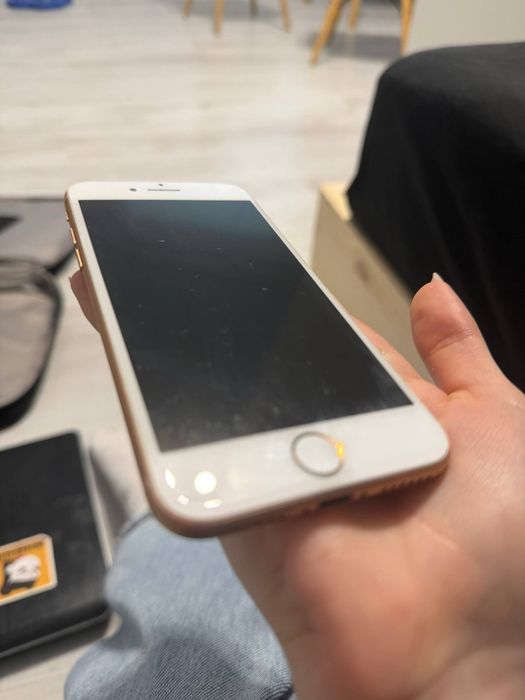 iPhone 8 64gb.