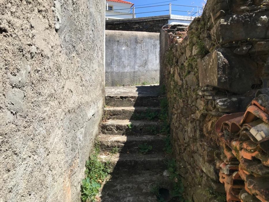 Casa de pedra rústica com registo de habitação dois pisos