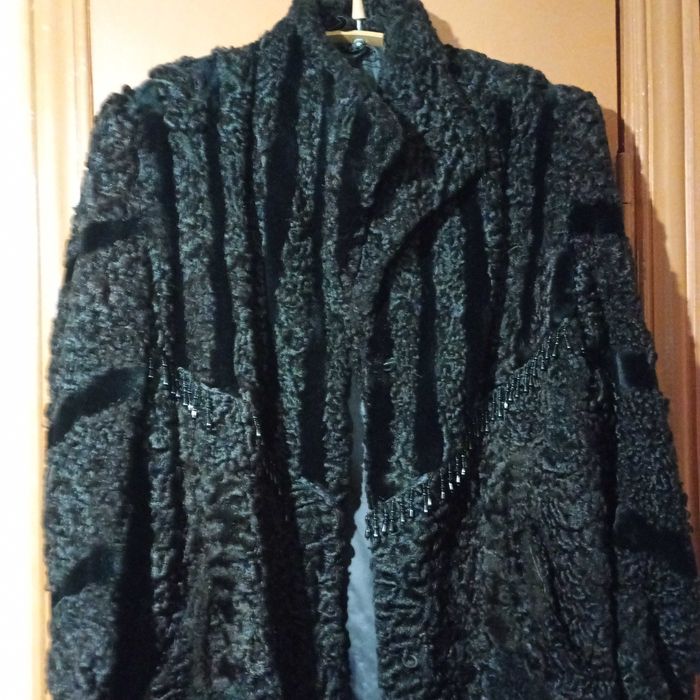 Каракулевая шуба продаю