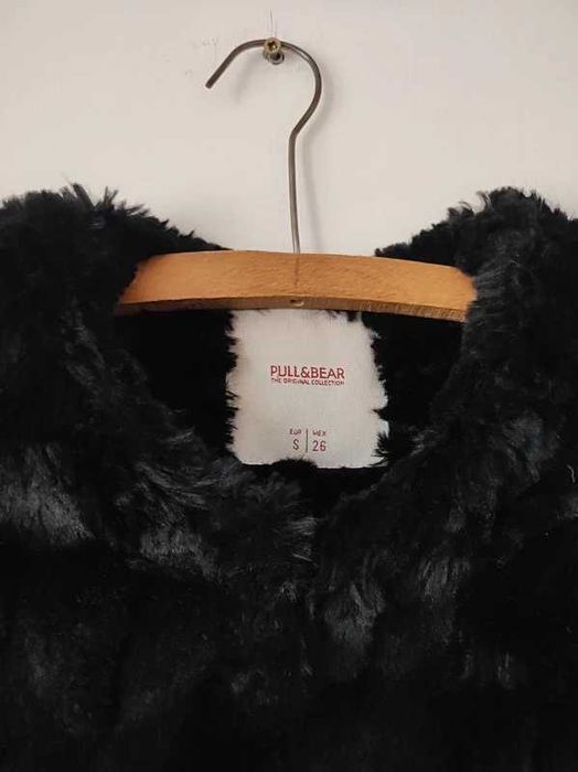 Sztuczne czarne futro Pull & Bear S