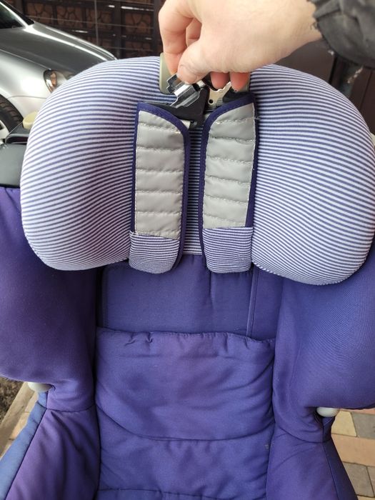 Автомобільне дитяче крісло