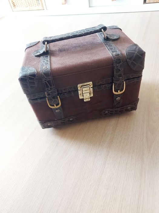 Baú     castanho