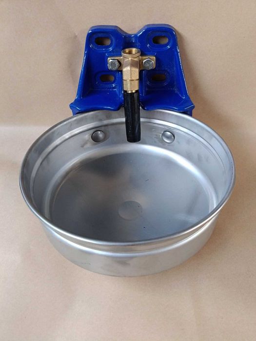 Poidło miskowe z zaworem rurowym dla bydła , koni , cieląt . Brutto