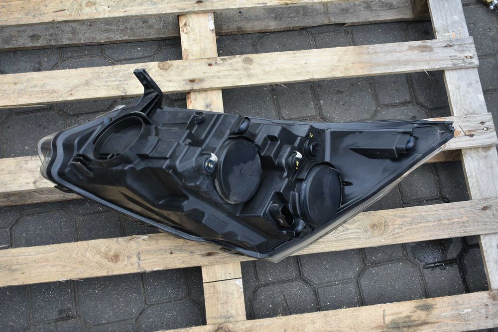 Ford Custom lampa prawa przednia