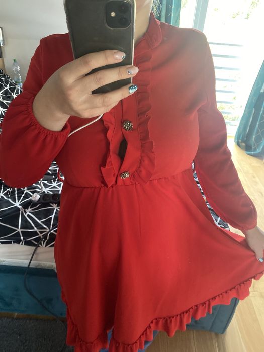 Czerwona sukienka przed kolano z guzikami