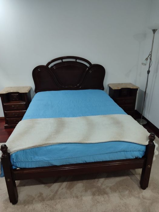 Mobília de quarto (cama, cómoda e mesas de cabeceira)