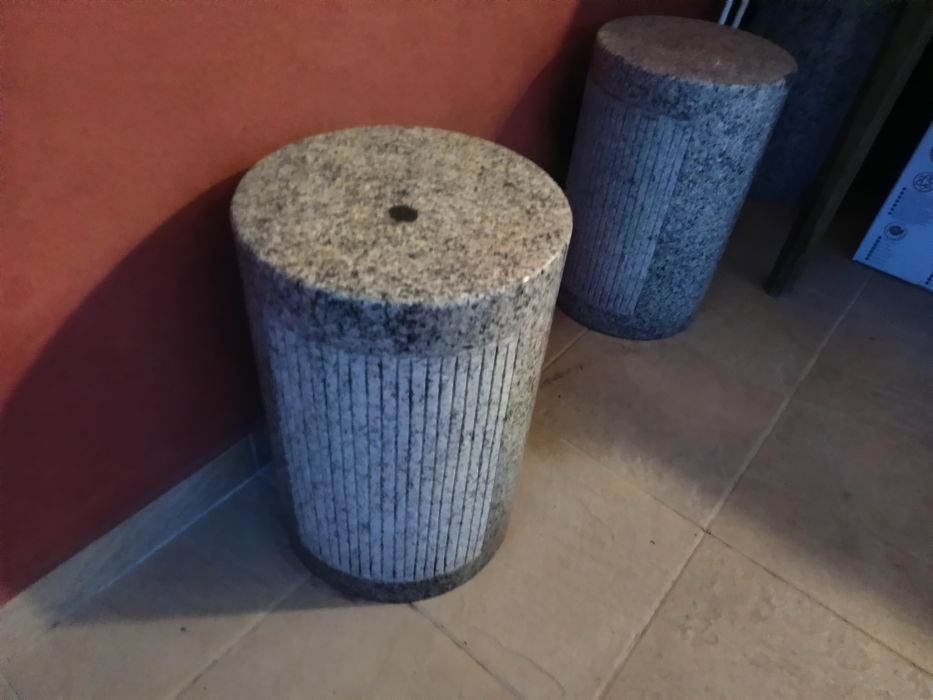 Bancos e mesa de granito