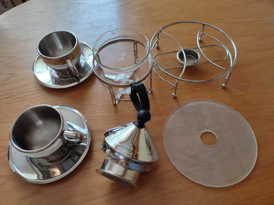 Zestaw do herbaty: zaparzacz, podstawka, 2x filiżanka. Metal i szkło.