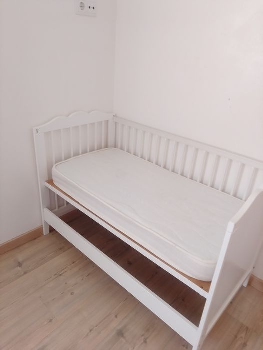 Berço para bebê com colchão.