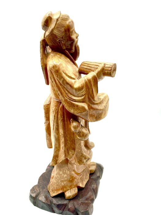 Buda oriental em madeira