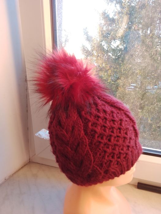 Czapka damska z pomponem burgundowa