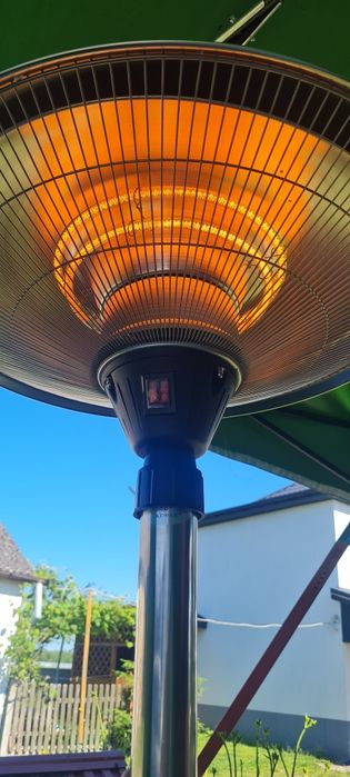 Duży promiennik podczerwieni stojący.