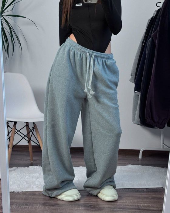 Новинка!!! Обʼємні прямі штани з затяжками знизу — чорні та сірі