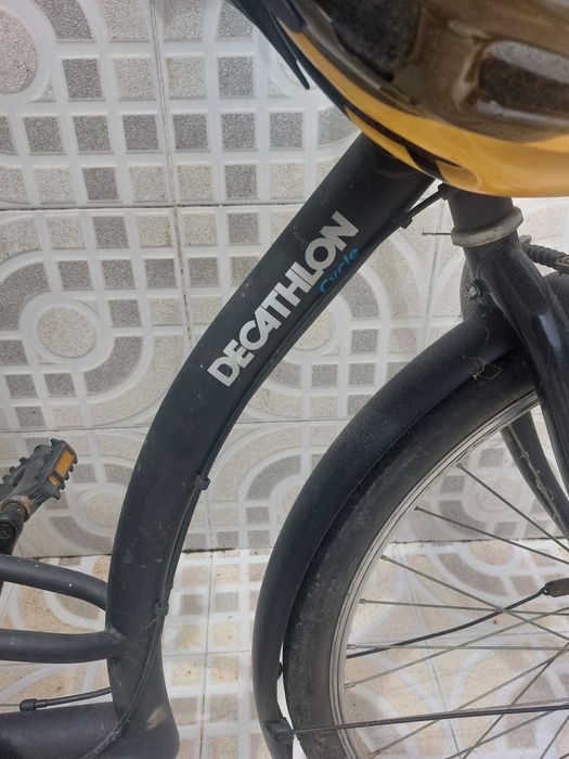 Bicicleta com capacete de proteção