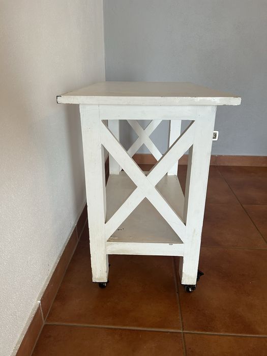 Mesa em madeira maciça com rodas para restaurar