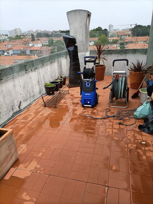 Limpeza de terraços muros passeios e fachadas telhados e caleiras