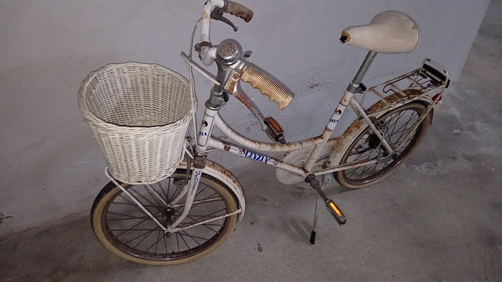 Bicicleta de senhora ou menina  com cesta