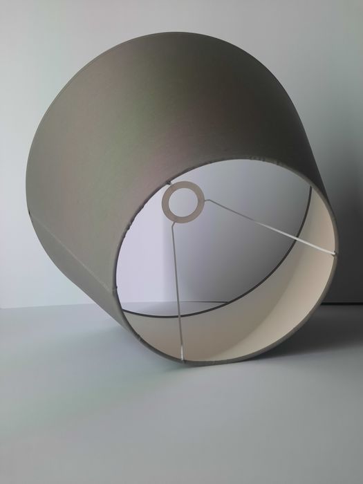 Lampa stojąca w stylu angielskim.