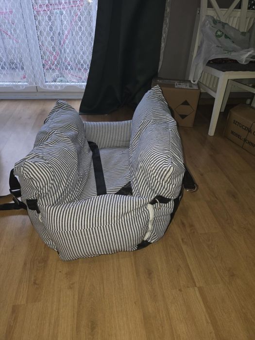 Nowy fotelik samochodowy do psa.