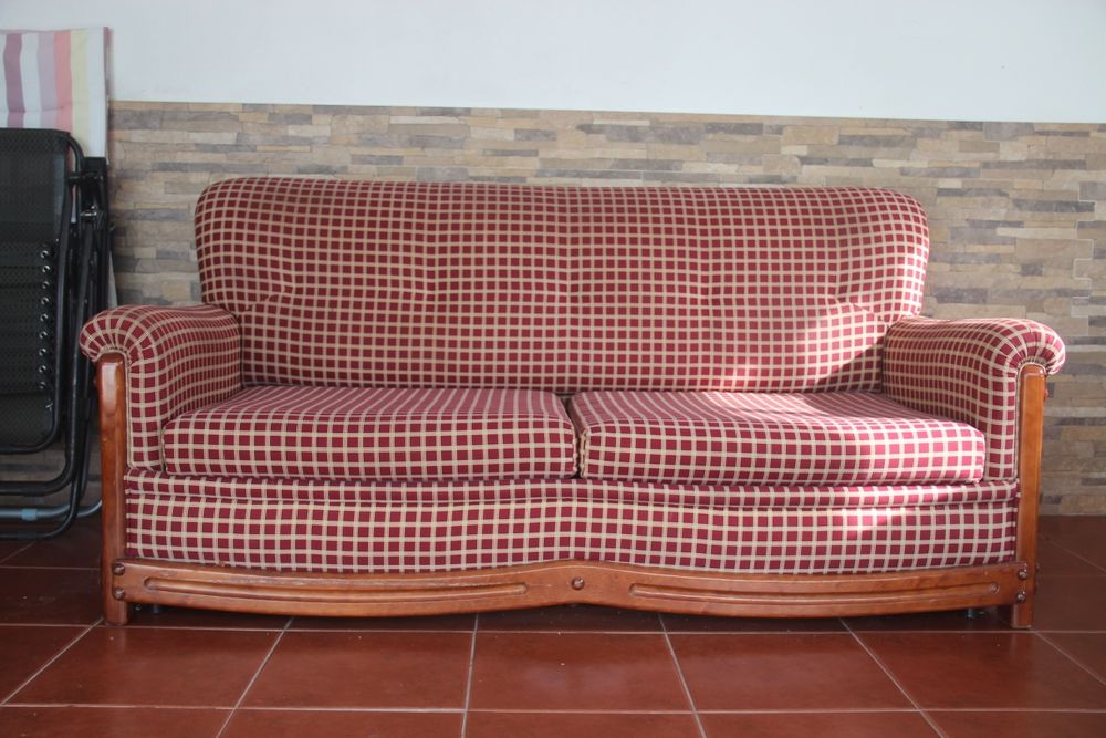 Sofá cama de madeira e tecido xadrez