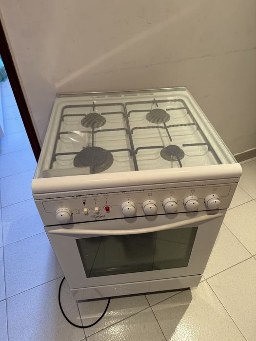 Fogao gás butano , o bico de cima á esquerda tem de ser reparado