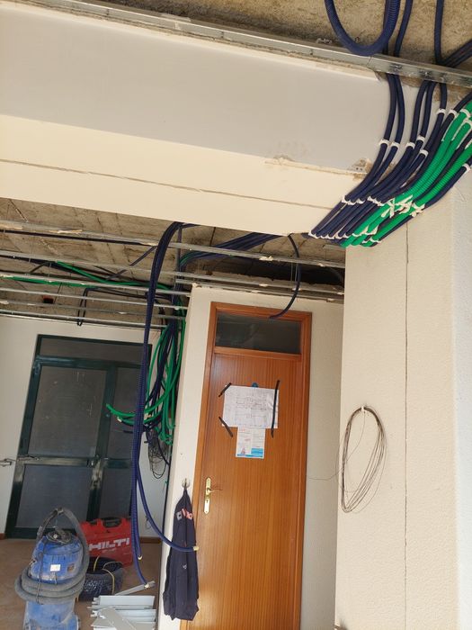 Prestação de serviços eletricidade e telecomunicações