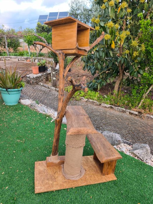 Arranhador/ parque didático para gatos artesanal.