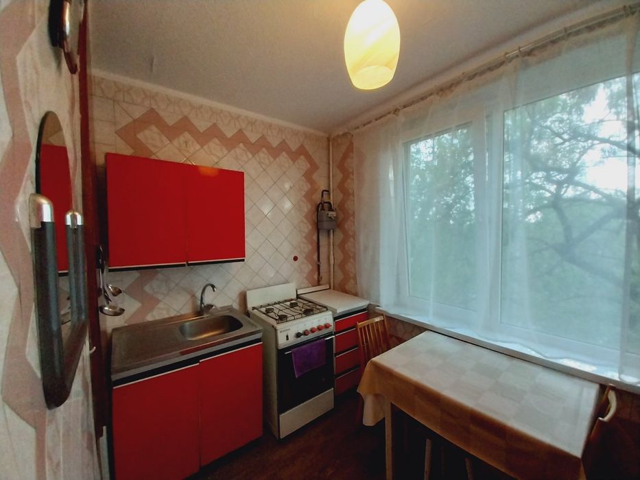 Сдам хорошую 2 комнатную квартиру! Метро!