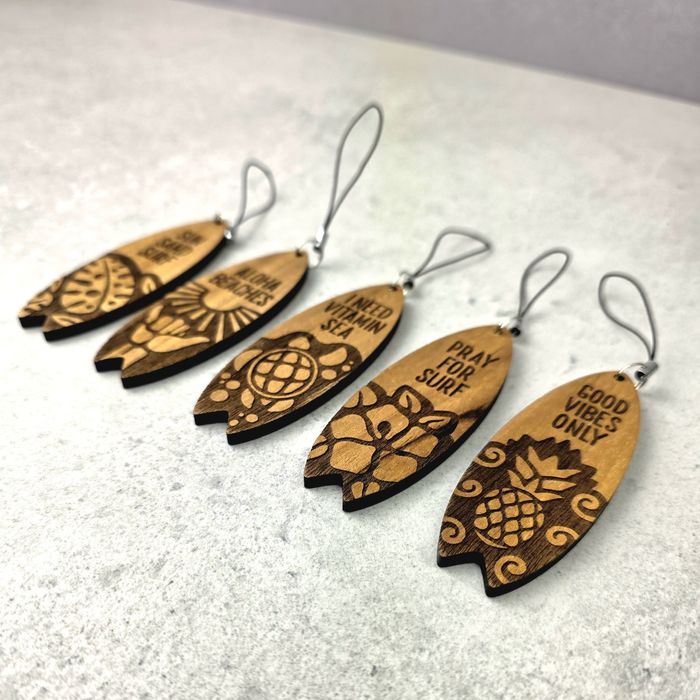 Brelok do kluczy deska surfingowa. Drewno teak