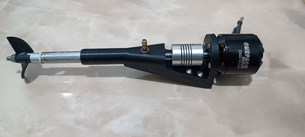 Моторама коропового кораблика в зборі з мотором