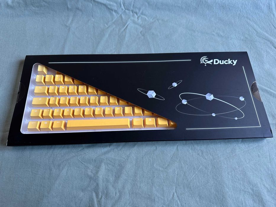 Conjunto de keycaps PBT Doubleshot Ducky ISO-PT amarelo novo e selado