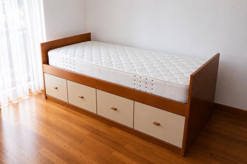 Cama criança  + colchão  + estante
