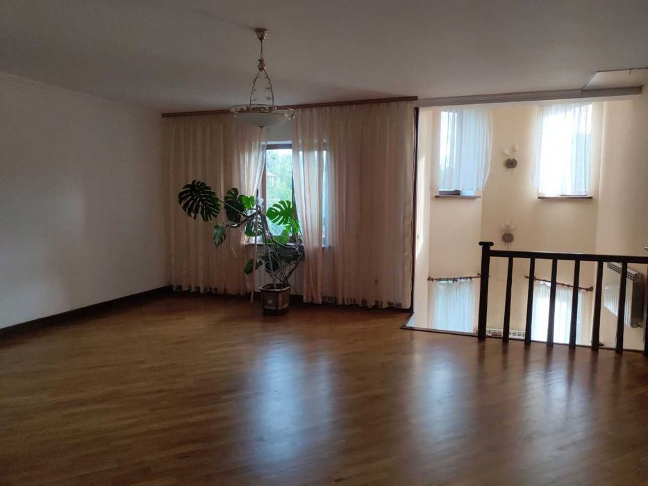 Продається сучасний двоповерховий будинок в селі Станишівка