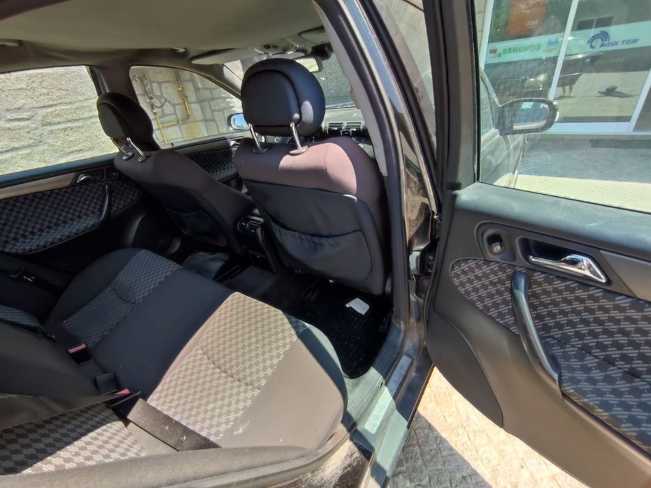 Mercedes c220 preto a trabalhar bem de 2000