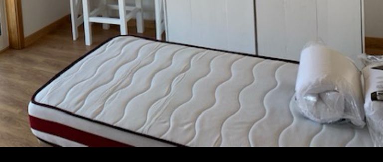 Estrado com 6 pes e colchao 90 x 200