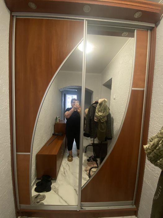 Прихожу, яка склалається із шафи, тумбочки та тумбочки для взуття