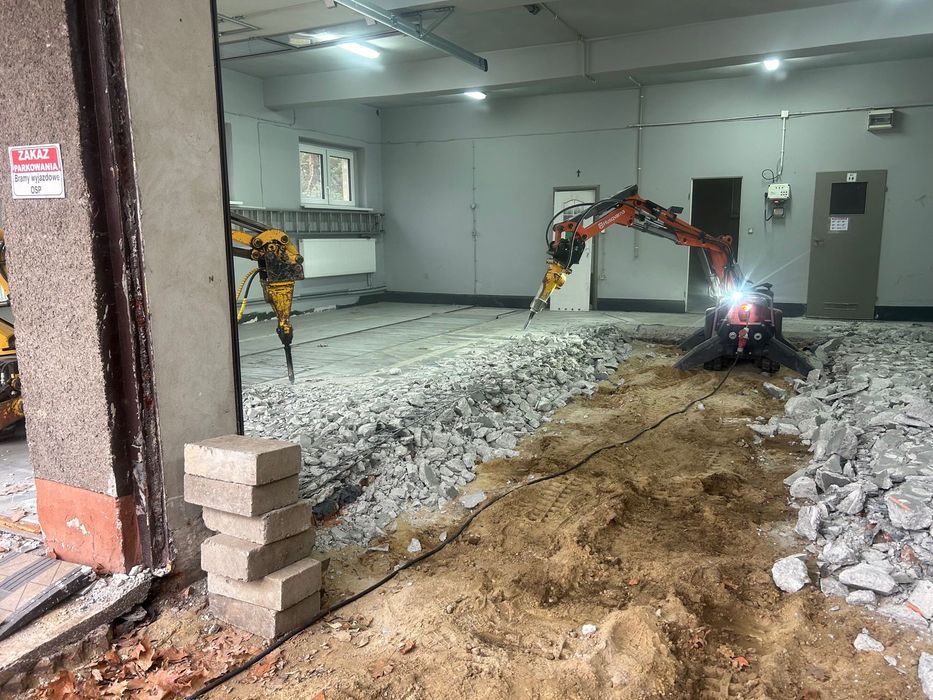 Kruszenie, kucie betonu robotem wyburzeniowym, wyburzenia techniczne.