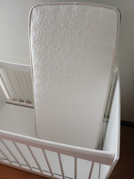 Cama bebé , madeira lacada branco