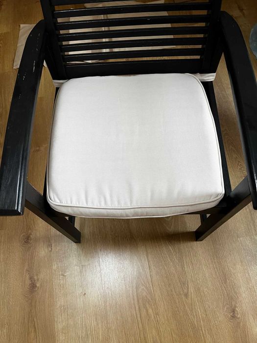 Stol drewniany + krzesla + poduszki, elegancki zestaw