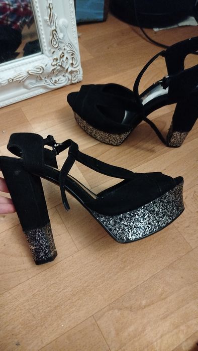 Продам туфлі на каблуці Bershka shoes
