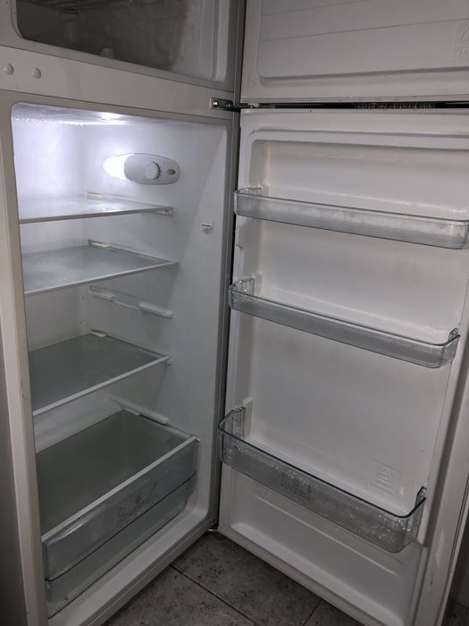 Frigorífico  com congelador Pequeno