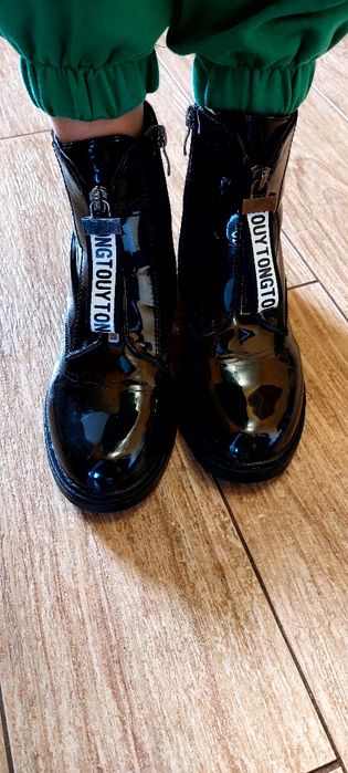 Лакові черевики.