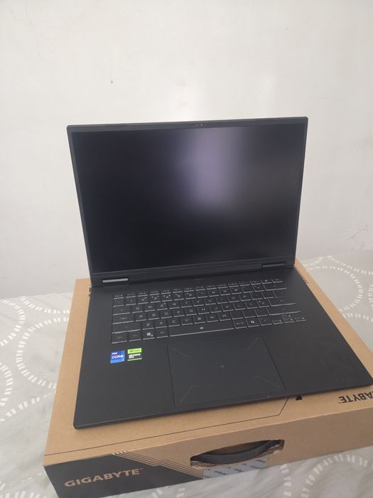 Portátil Gigabyte A16 2025 e Oculus Xreal XbX a01plus