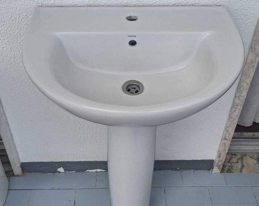 Lavatórios com coluna447312292259440643