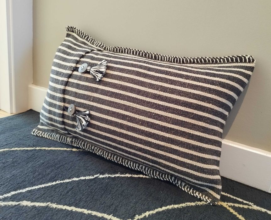 Almofada Decorativa, riscas brancas e pretas
