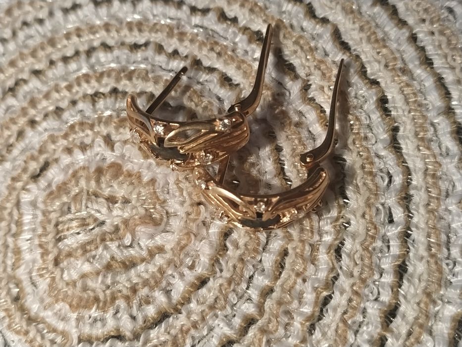 Продам золотые серьги