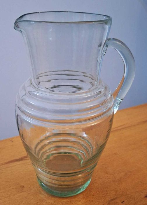 Caneca antiga em vidro levemente esverdeado